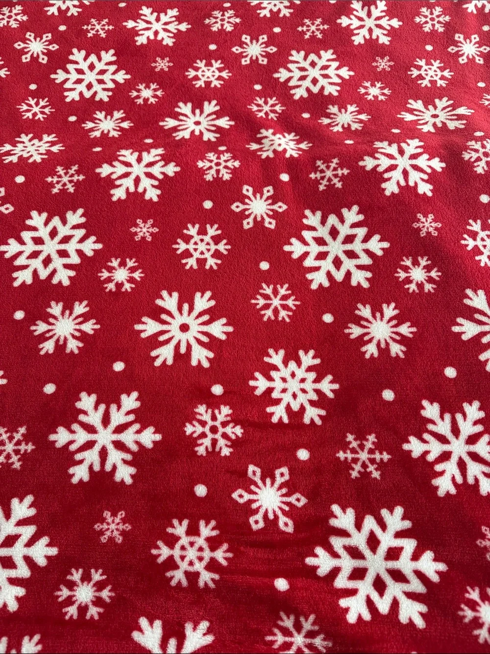 Cozy Red Snowflake Fleece Throw Blanket - Holiday Soft Comfort